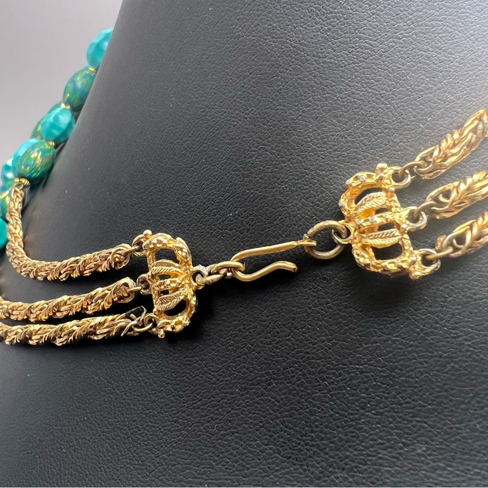 Elegant Vintage Hobe Turquoise Chevron Lucite Beaded Necklace w/ Gold Tone Chain - Picture 4 of 12